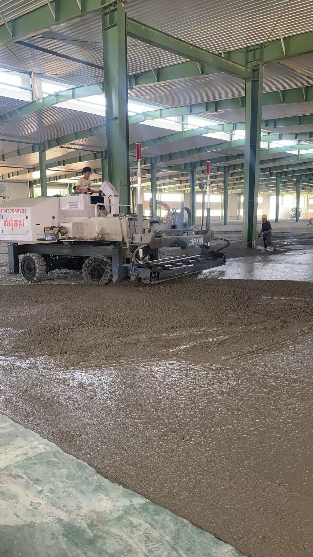 贵阳恒力产业园160万平方米大型激光找平机做金刚砂耐磨地坪一体施工